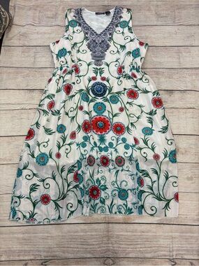 😍 The Pyramid Collection Floral Embroidered V-Neck Maxi Dress in White, Teal